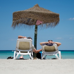 Urlauber entspannen sich am Plaja-de-Muro-Strand auf Mallorca