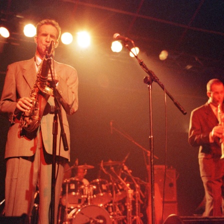 Der Saxofonist John Lurie 1996 auf der Bühne bei einem Konzert in Berlin.