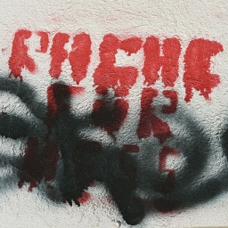 Übersprühter "Rache für"-Schriftzug auf einer Wand, Nauen, Brandenburg; © picture alliance/ZB/Bernd Settnik