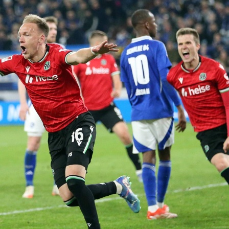 Havard Nielsen feiert sein Tor für Hannover 96