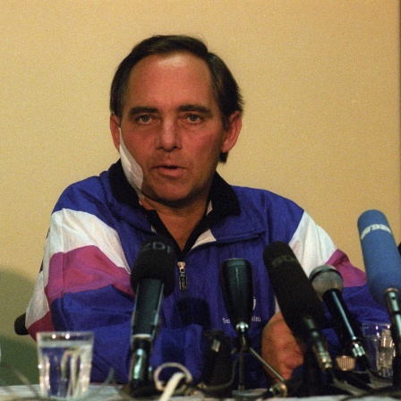 Wolfgang Schäuble im November 1990 bei einer Pressekonferenz in der Reha-Klinik, gezeichnet von dem am 12. Oktober auf ihn verübten Attentat