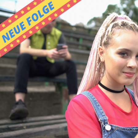 Mädchen mit pinkem Handy in der Hand