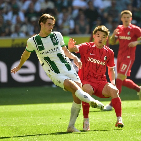 Der Gladbacher Florian Neuhaus im Zweikampf mit Freiburgs Doan