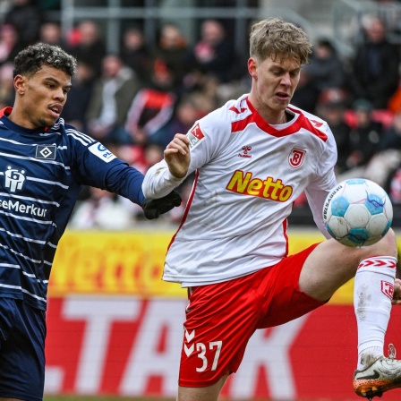 Regenburgs Leopold Wurm und Hamburgs Ransford Königsdörffer kämpfem um den Ball