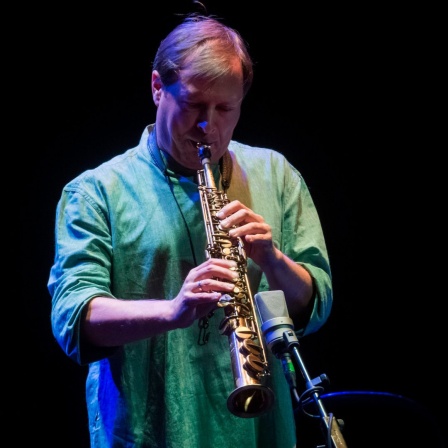 Der Jazzmusiker Chris Potter spielt bei einem Konzert ein Sopran-Saxofon.