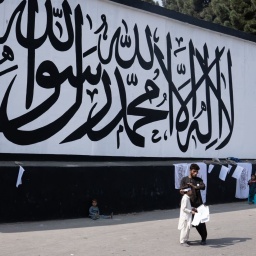 Afghanistan: Weiße Mauer mit schwarzer arabischer Schrift 
