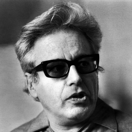 Ein Mann mit Sonnenbrille - es ist der Komponist György Ligeti. 