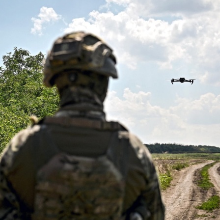 Ein ukrainischer Soldat steuert eine unbemannte Drohne.