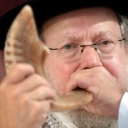 Oberrabbiner Raphael Evers von der Jüdischen Gemeinde in Düsseldorf bläst in das Schofar.