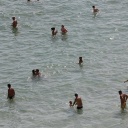 Symbolbild: Menschen schwimmen und planschen im Meer (Mallorca 2022)