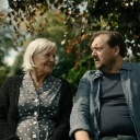 Szene aus "Mittagsstunde": Ella und Ingwer sitzen auf einer Bank und blicken sich an. Im Hintergrund ist ein Friedhof zu sehen.