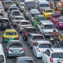Berufsverkehr mit Verkehrsstau in der Innenstadt von Bangkok, Thailand
