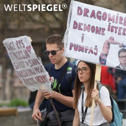 Studierende mit Plakaten