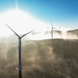 Ein Windpark in den Bergen Chinas.