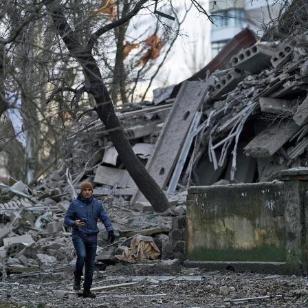 Ein Mann geht an einem Schulgebäude in Kramatorsk (Ukraine) vorbei, das bei einem Angriff schwer beschädigt wurde.