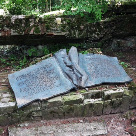 Gedenktafel an den Resten der Wolfsschanze, wo das Attentat auf Adolf Hitler am 20.Juli 1944 scheiterte.