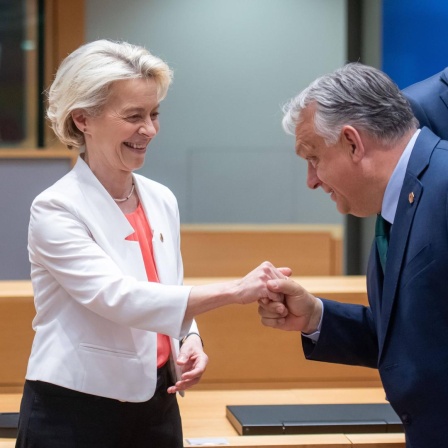 Ursula von der Leyen und der ungarische Ministerpräsident Viktor Orban am runden Tisch während des informellen EU-Gipfels. 