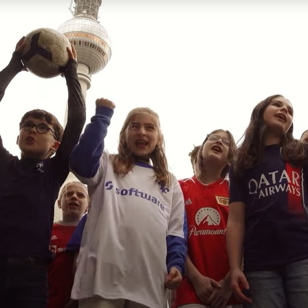 Schüler des Rosa-Luxemburg-Gymnasiums im Video zu ihrem EM-Song "United"
