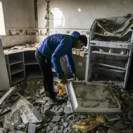 Palästinenser inspizieren die Trümmer eines zerstörten Hauses nach einem israelischen Luftangriff (Bild: Abed Rahim Khatib/dpa)