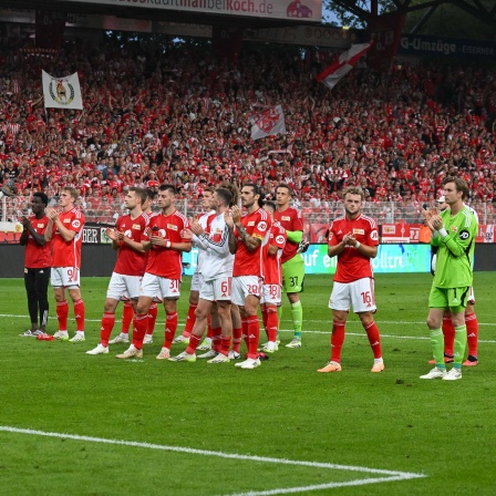 Unions Spieler werden nach der Niederlage gegen Leipzig von den Fans gefeiert