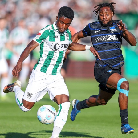 Daniel Kyerewaa (l.) im Duell mit Herthas Deyovaisio Zeefuik