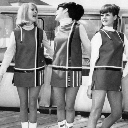 Modelle präsentieren Miniröcke aus der Kollektion "Sommer 1966" anlässlich der Münchner Modewoche, 24. März 1966.