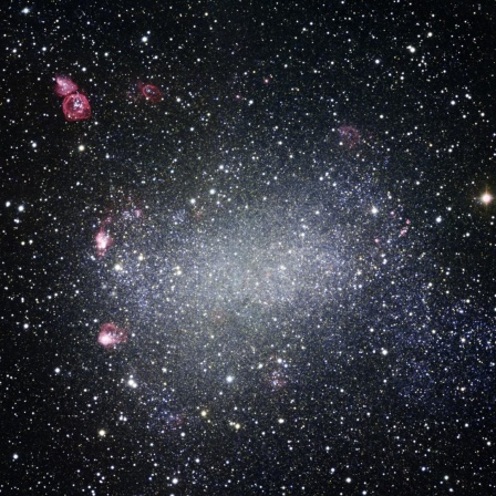 Die Zwerggalaxie NGC 6822 ist nur rund eine Million Lichtjahre von unserer Milchstraße entfernt.