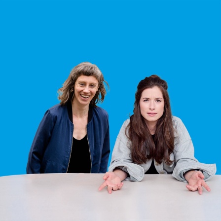 Die Hosts des Podcasts &#034;Fakt ab! Eine Woche Wissenschaft&#034; Charlotte Grieser und Julia Nestlen