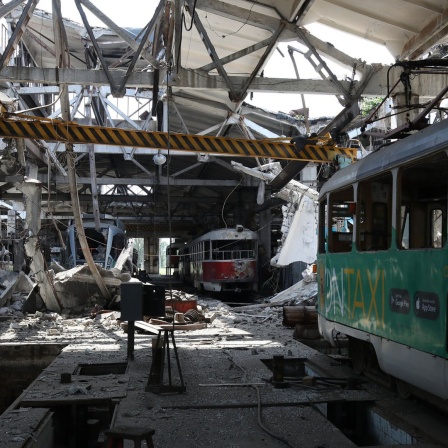 Das Dach eines Gebäudes der Saltiw-Straßenbahndepots wurde nach Raketenbeschuss des russischen Militärs beschädigt.