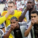 Die Spieler der deutschen Mannschaft halten vor dem Spiel die Hände vor den Mund.
