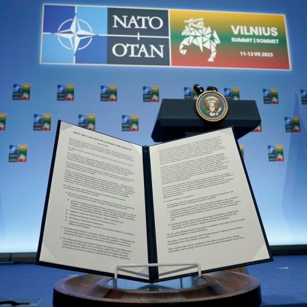 Vor Beginn einer Veranstaltung mit den Staats- und Regierungschefs der G7-Staaten und dem ukrainischen Präsidenten Selenskyj am Rande des Nato-Gipfels, wird das Dokument einer gemeinsamen Erklärung zur Unterstützung der Ukraine präsentiert.