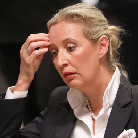 AfD-Bundessprecherin Alice Weidel stellt sich nach einer Fernsehsendung den Fragen von Journalisten.