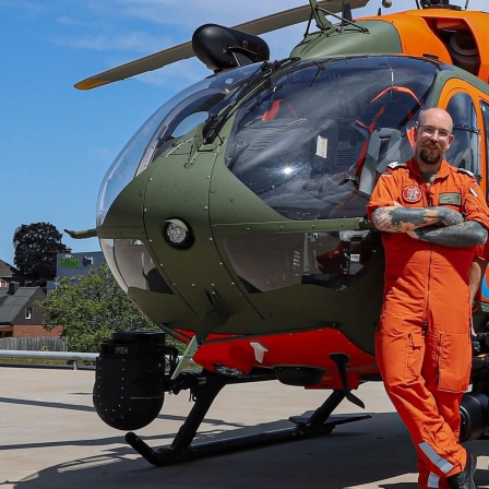 Dennis Prosser, Lufretter bei der Bundeswehr steht vor dem Hubschrauber. Er ist zu Gast in SWR1 Leute. | Bundeswehr-Luftretter Dennis Prosser hat Menschen bei der Ahrtal-Flutkatastrophe gerettet