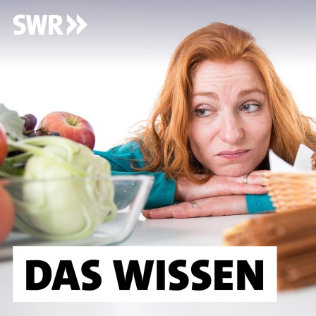 Eine Frau stützt Arme und Kopf auf einen Tisch und schaut missmutig auf eine Schale mit Ost und Gemüse: Wer raucht, sich nicht viel bewegt und schlecht ernährt, erhöht sein Risiko für viele schwere Erkrankungen. Für die oft kostenintensive Behandlung kommt die Gemeinschaft auf, denn im Gesundheitswesen gilt das Solidarprinzip. Allerdings: Im deutschen Sozialgesetzbuch steht, dass alle Versicherten für die eigene Gesundheit &#034;mitverantwortlich&#034; sind. Was bedeutet das?