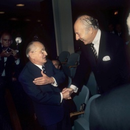 Händedruck zwischen dem Außenminister der DDR Otto Winzer (l) und dem Außenminister der Bundesrepublik Deutschland Walter Scheel.