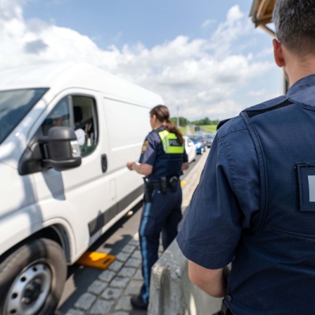 Symbolbild: Polizei bei der Grenzkontrolle