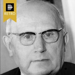 Ein RIAS-Übertragungswagen steht vor demonstrierenden Menschen.