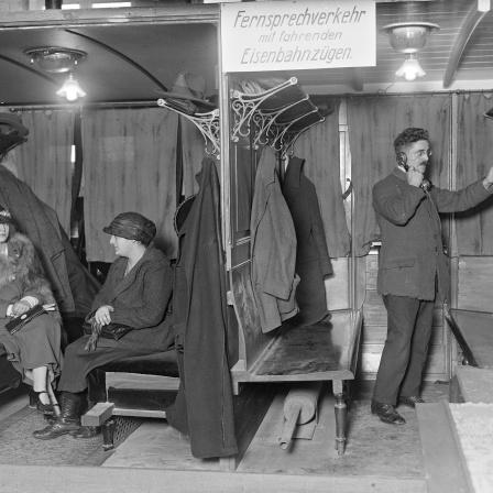 Berlin-Westend, Kaiserdamm.- Eöffnung der "Großen Deutschen Funkausstellung" im "Haus der Funkindustrie", Nachbau eines Eisenbahnwaggons mit Telefon, 4. Dezember 1924