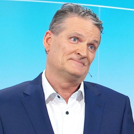 Notfall- und Suchtmediziner Gernot Rücker im Gespräch im Sendestudio bei Nordmagazin.