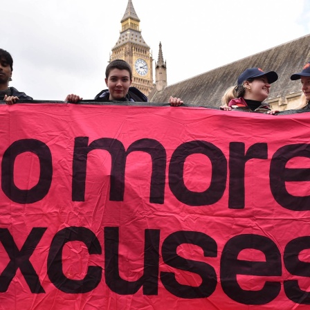 Londoner Aktivisten mit Banner