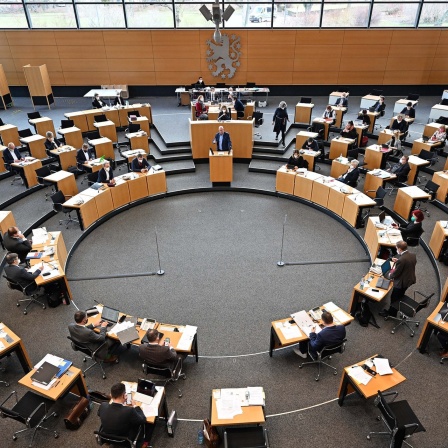 Ein Sonderplenum beginnt im Plenarsaal des Thüringer Landtags.