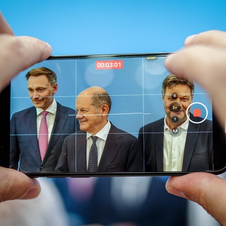 Bundeskanzler Olaf Scholz (SPD, M), Robert Habeck (r, Bündnis 90/Die Grünen), Bundesminister für Wirtschaft und Klimaschutz, und Christian Lindner (FDP), Bundesminister der Finanzen, nehmen an einer Pressekonferenz zum Haushaltsplan 2025 teil. Die Koalitionsparteien haben sich auf einen Entwurf zum Haushalt geeinigt.