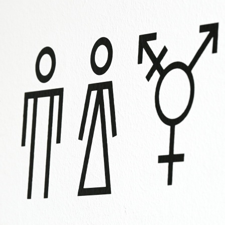 Piktogramme weisen auf Toiletten für Männer, Frauen und Allgender/Transgender hin (Bild: picture alliance/ dpa)