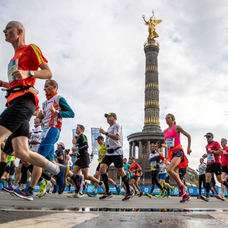 Läufer beim Berlin-Maraton an der Siegessäule
