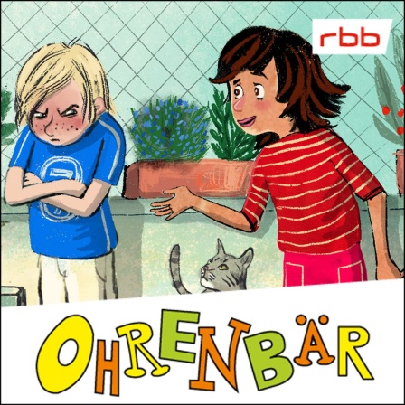 Ein Mädchen redet auf einen Jungen ein, der beide Arme verschränkt hat (Quelle: rbb/OHRENBÄR/Maja Bohn)