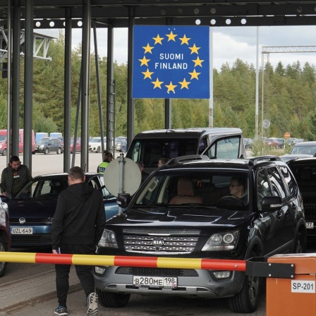 Auto-Stau vor der finnischen Grenze
