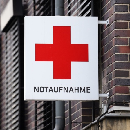 Ein Schild mit der Aufschrift «Notaufnahme» hängt an einem Krankenhaus.