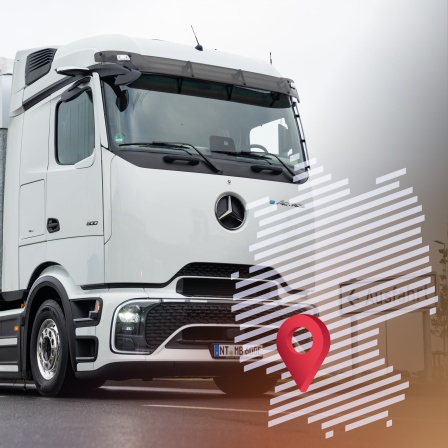Ein Elektro-LKW der Baureihe eActros 600 von Mercedes Benz Trucks steht auf einer Zufahrt und ein Mitarbeiter putzt den Auflieger.