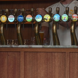 Viele Zapfhähne mit belgischem Bier in einer belgischen Kneipe