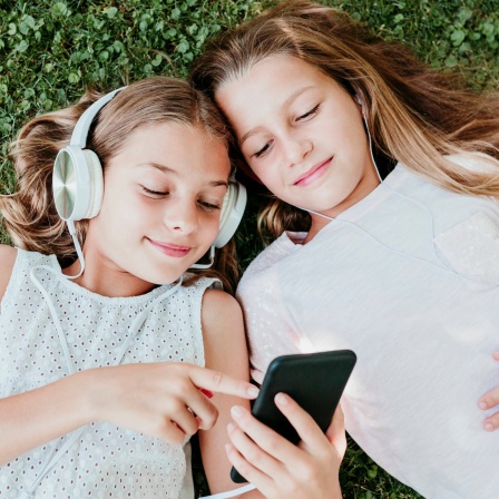 Mädchen hören zusammen Musik